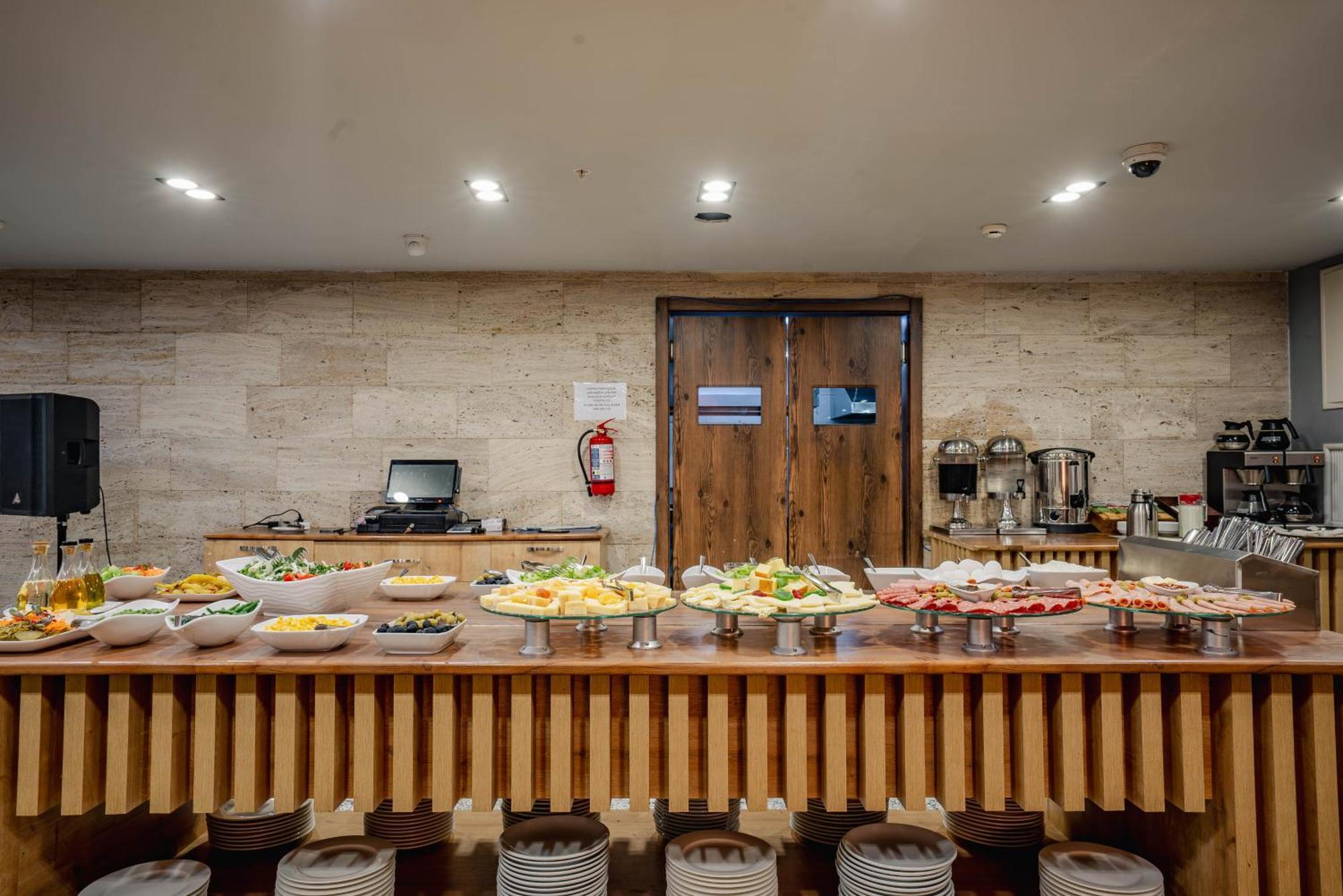 Gudauri Inn エクステリア 写真 The buffet at the restaurant