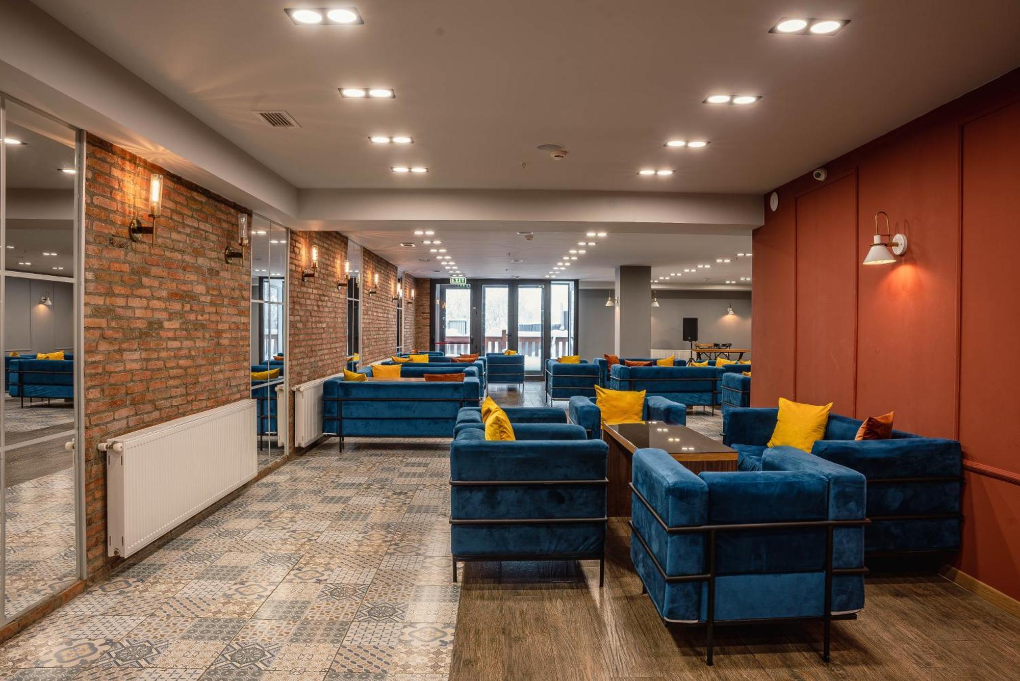 Gudauri Inn エクステリア 写真 The interior of the business lounge at the airport