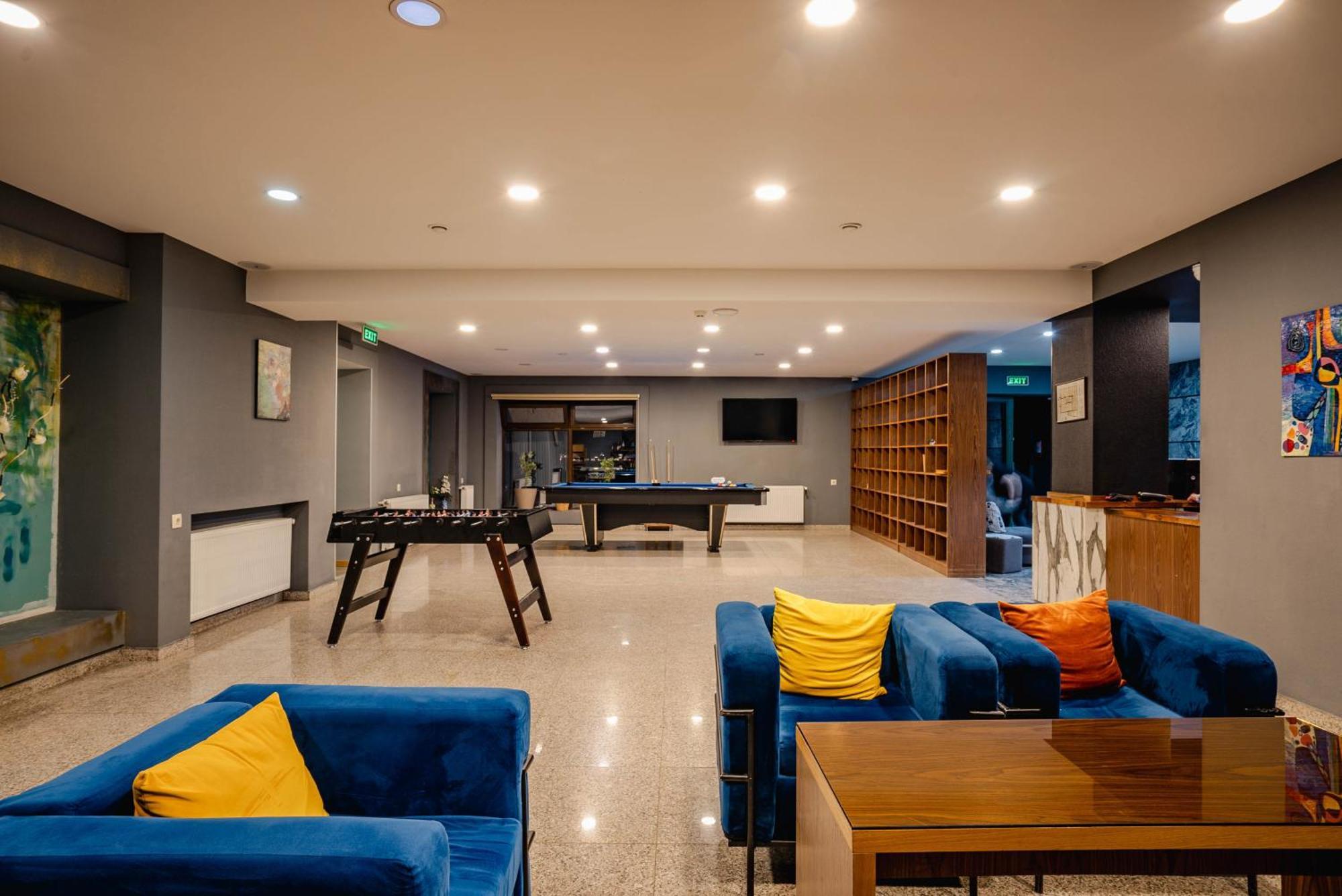 Gudauri Inn エクステリア 写真 The common room at the University of Roehampton