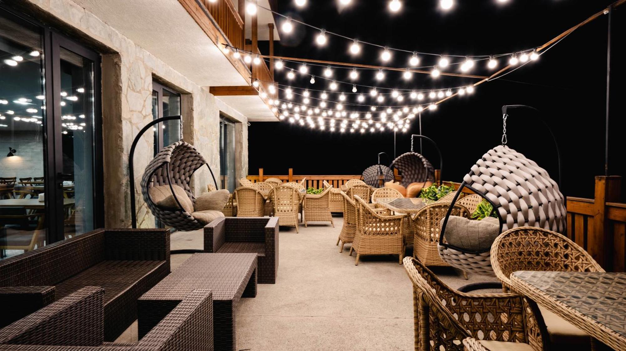 Gudauri Inn エクステリア 写真 The terrace of the hotel