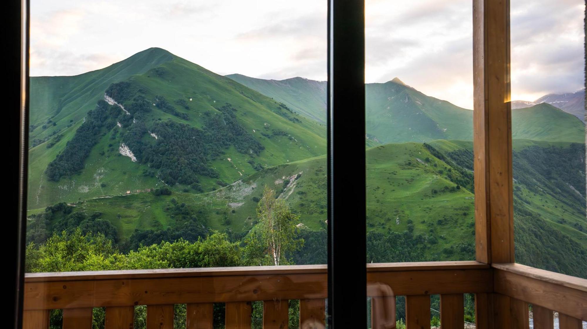Gudauri Inn エクステリア 写真 View of the range from the resort town of Rosa Khutor