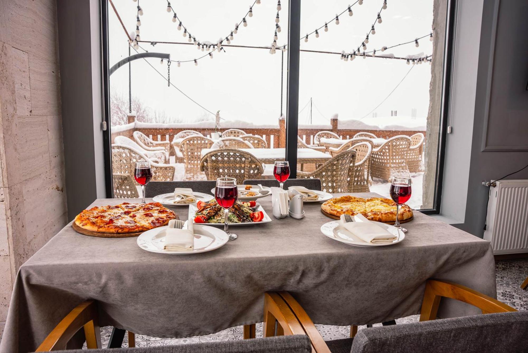 Gudauri Inn エクステリア 写真 A table set for a meal