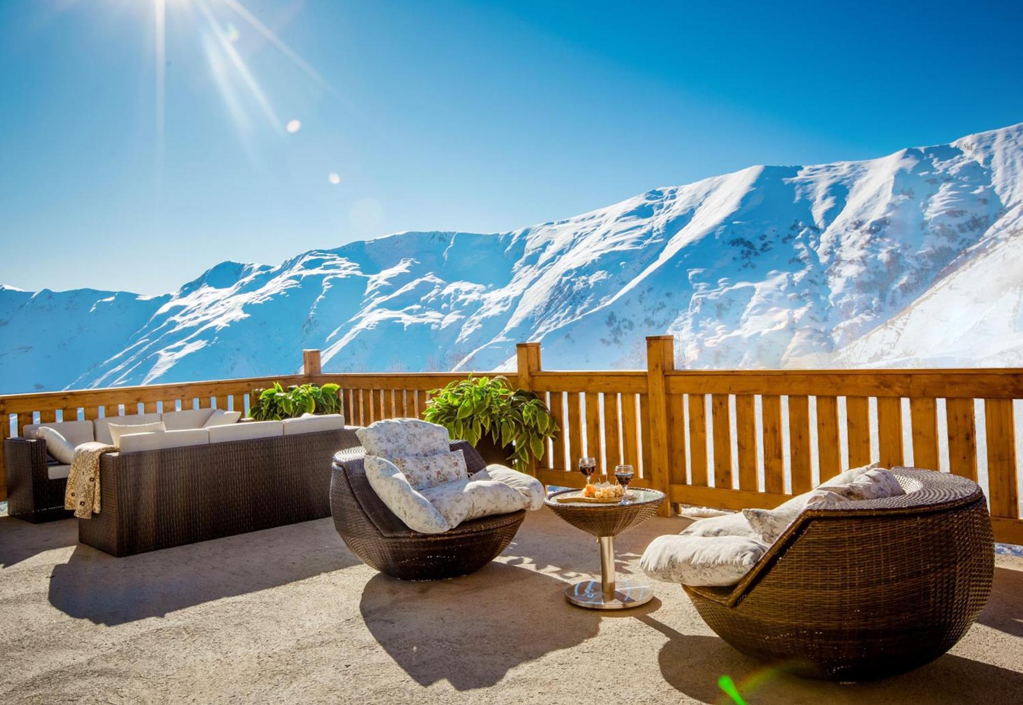 Gudauri Inn エクステリア 写真 The view from the hotel