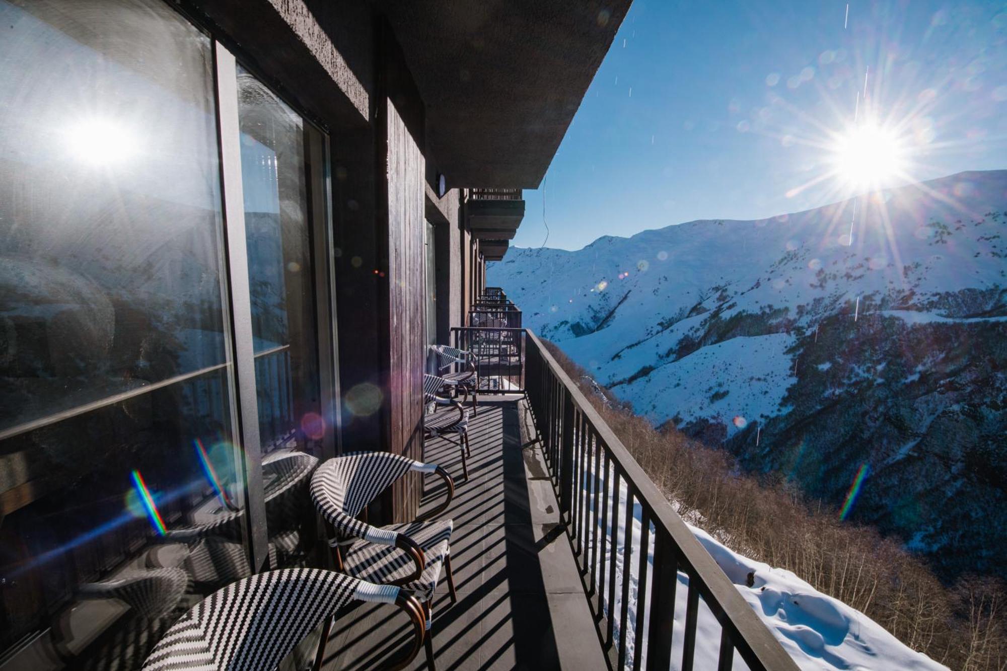 Gudauri Inn 部屋 写真 The view from the balcony of a suite at the hotel