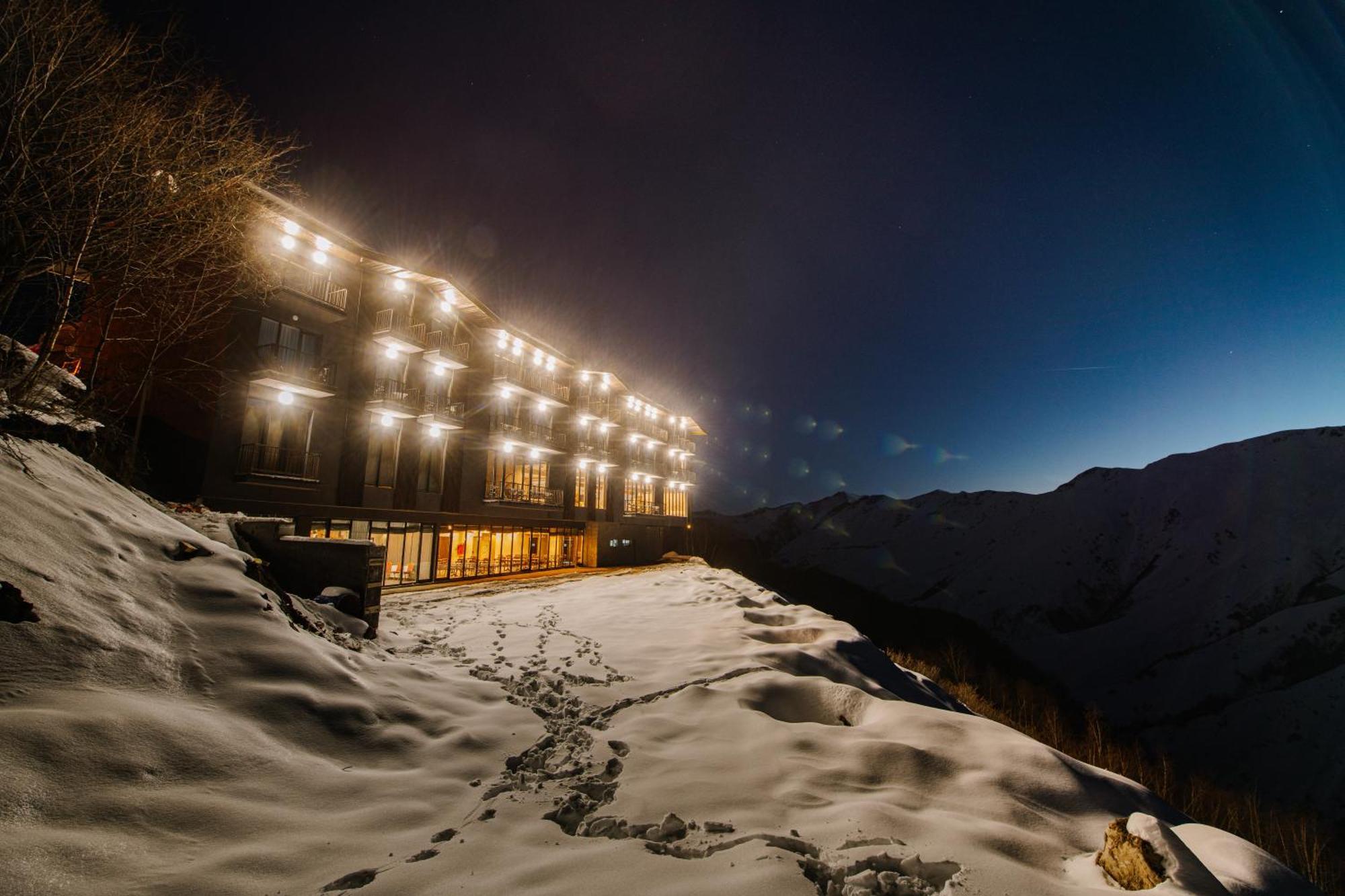 Gudauri Inn エクステリア 写真 The hotel at night