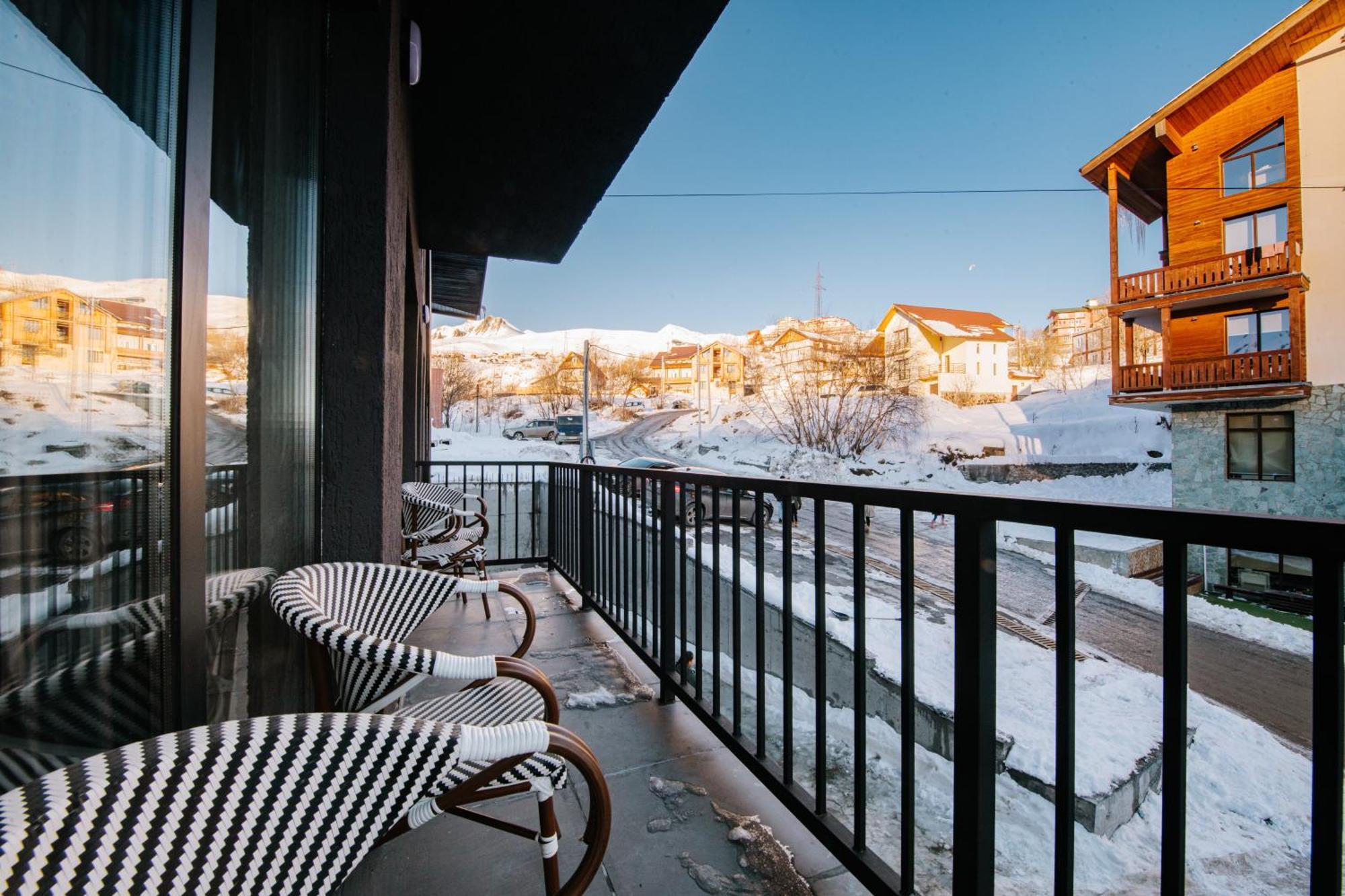 Gudauri Inn 部屋 写真 A balcony in the winter